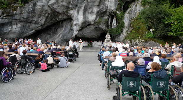 Lourdes, odissea per 250 pellegrini sardi: la nave da Barcellona parte senza di loro
