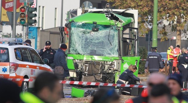 Scontro tra filobus e camion dei rifiuti a Milano: 12 feriti, grave una donna sbalzata fuori