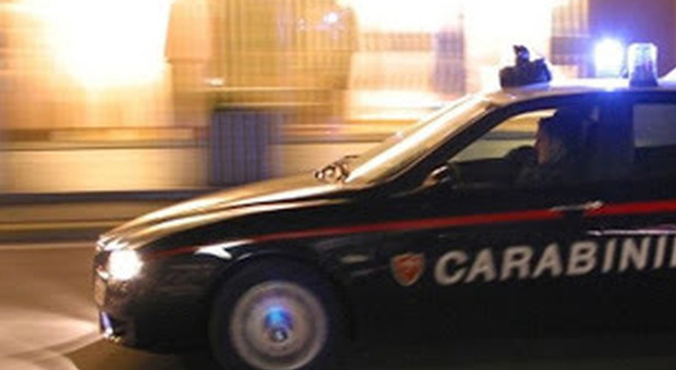 Fuga contromano sull'auto rubata, finiscono su un palo della luce: arrestati nel Napoletano