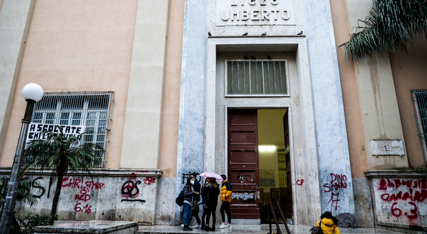 Napoli, liceo Umberto senza bar: «Scontro tra due gestori»