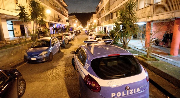 Napoli, agguato a Pianura. Pregiudicato ucciso in un pub. Colpi di pistola al volto, terrore tra la gente | Foto