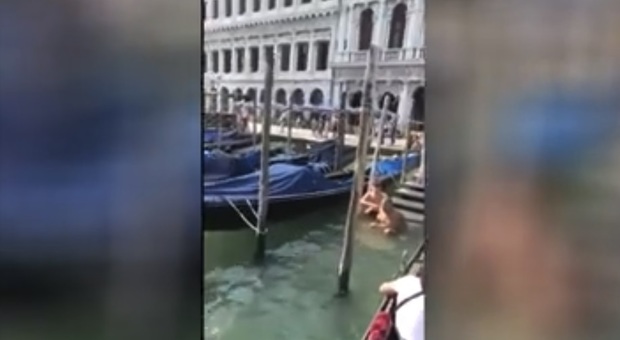 Bagno a San Marco, il gondoliere: «Loro nuotavano, moglie e figlia ridevano come matte»