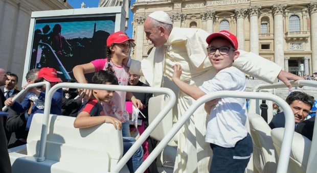 Papa Francesco sulla jeep a San Pietro con quattro bambini a bordo