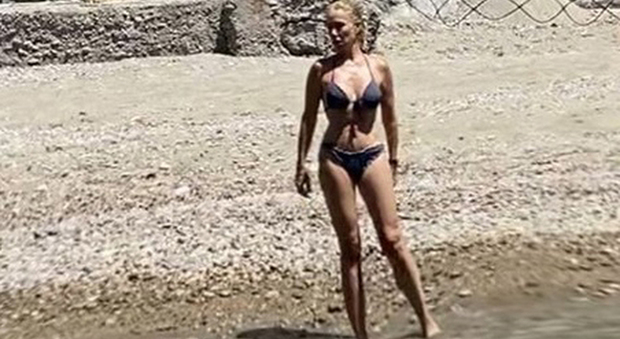 Nancy Brilli sirenetta in bikini: fisico statuario mentre fa il bagno a Ponza