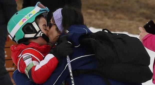 immagine Virginia cuore di mamma, la Raggi in montagna con il figlio