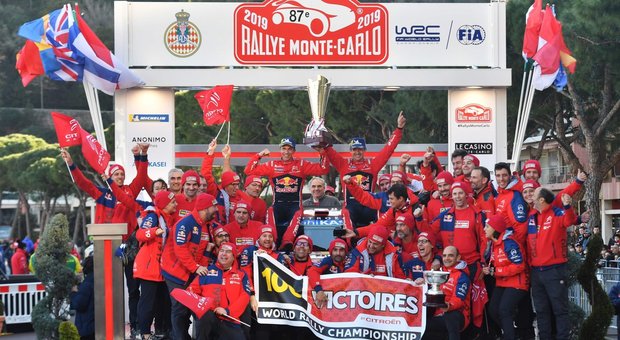 Ogier festeggia con tutta la squadra Citroen la vittoria a Montecarlo e la 100^ vittoria nel mondiale rally