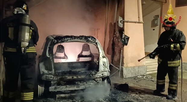 Rogo distrugge auto, le fiamme danneggiano anche i contatori del gas