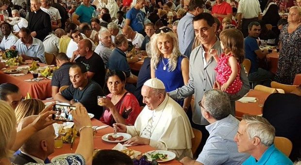 Papa Francesco invita 1300 poveri a vedere lo show "Michelangelo and Sistine Chapel"