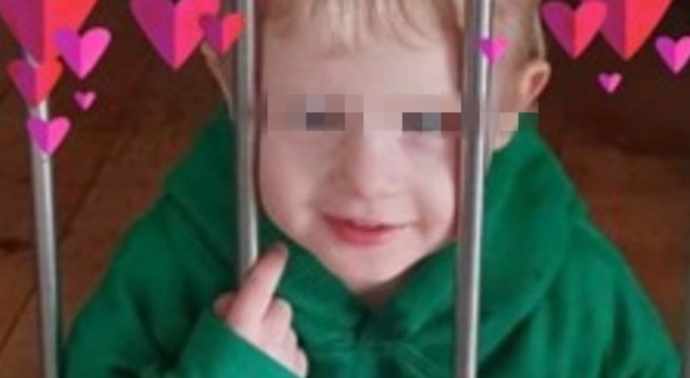 Bimbo di 2 anni salta sul divano: la mamma lo trova impiccato alla cordicella delle tende