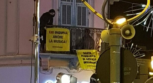 Sanremo 2022, ultim'ora: attivisti di Greenpeace tentano assalto all'Ariston: 9 fermati e portati in commissariato