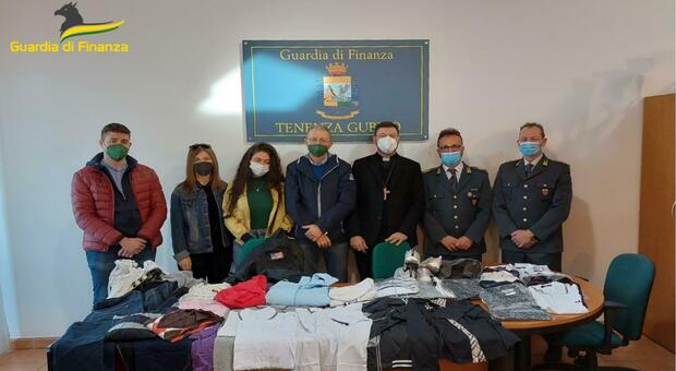 Guardia di Finanza Perugia: la Tenenza di Gubbio dona alla Caritas Diocesana vestiti per i profughi ucraini