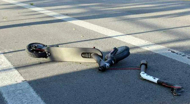 Monopattino travolto da una moto a Trento, morti due ragazzi di 16 e 22 anni