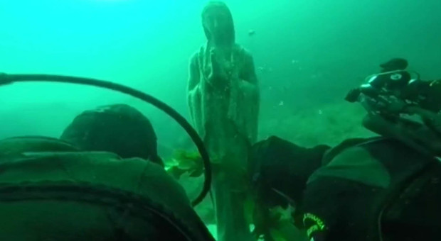 Omaggio alla Madonna del Vervece il rito a 12 metri di profondità | Video