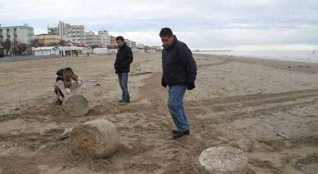 Il mistero di tre massi riaffiorati in spiaggia
