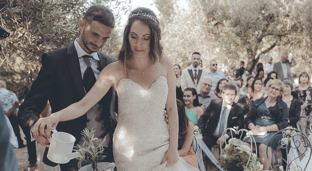 Matrimoni finti, è boom di riti simbolici in Italia: «Il pezzo di carta non è poi così importante. Così paghiamo meno tasse»