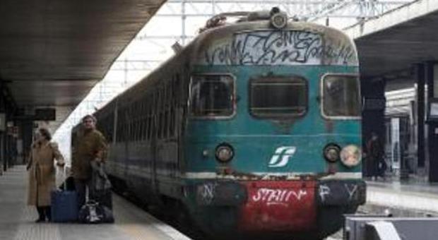 Picchiato e minacciato per un cellulare: banda di rapinatori sul treno Roma-Napoli