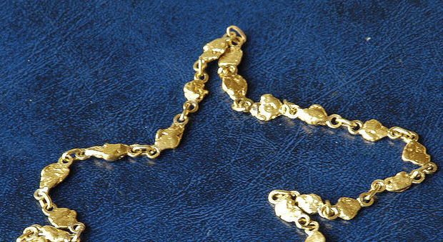 La collana di perle d'oro più piccola al mondo nasce all'università