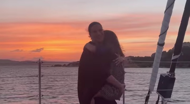 Laura Pausini dolcissima: "Alla nostra vacanza fatta di tramonti e abbracci"