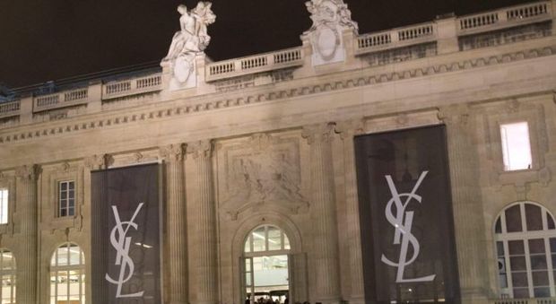 Yves Saint Laurent: Slimane lascia l'incarico di direttore creativo