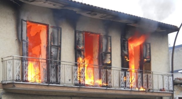 Litigi continui con fratello e fidanzata tenta di dar fuoco al loro appartamento