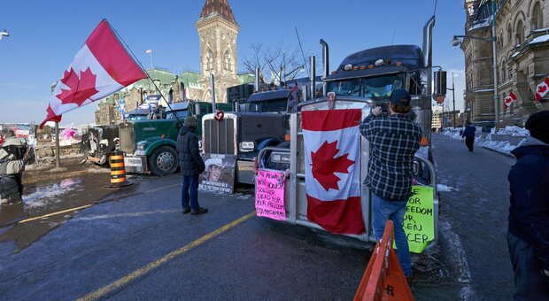 No Vax, la protesta dei camion in Canada, Trudeau: «È ora di finirla»