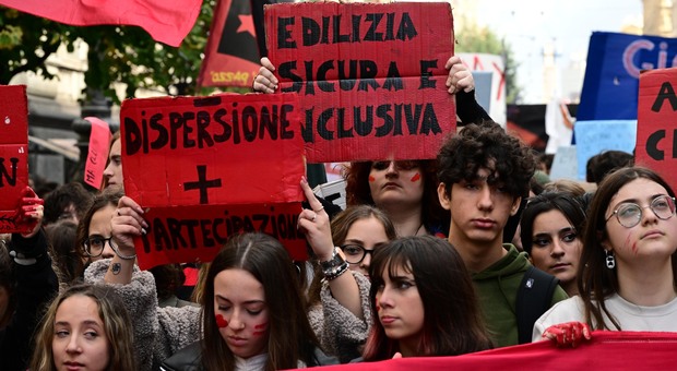 La manifestazione degli studenti a Napoli