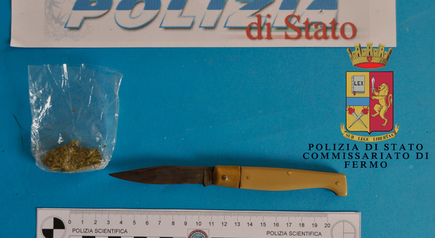 Il coltello e la droga sequestrati dalla Polizia