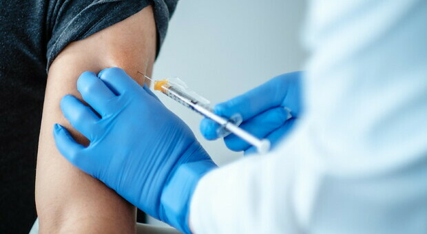 Vaccino, Sileri: «Subito una dose per tutti, ritardare i richiami»