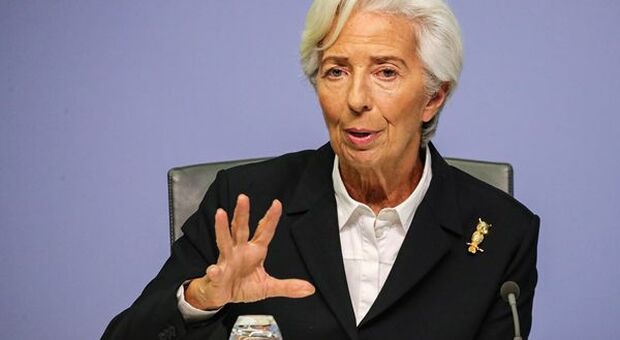 Inflazione, Lagarde: nel 2022 si stabilizzerà e calerà, non agiremo come la FED