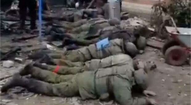 Ucraina, 10 soldati russi uccisi con colpi d'arma alla testa FOTO