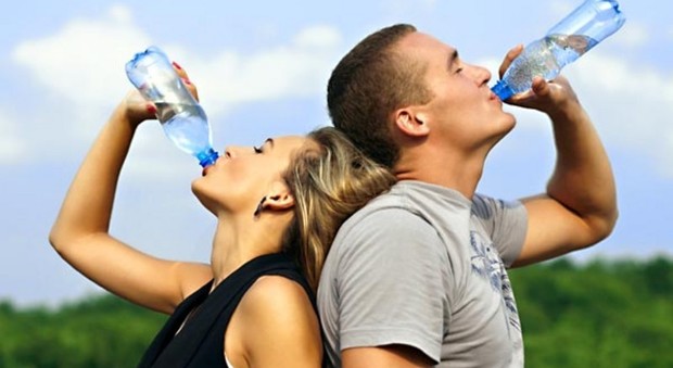Bere troppa acqua fa male alla salute: «Otto bicchieri possono nuocere»