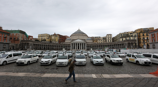 Lockdown a Napoli, la protesta dei tassisti continua: tutta la notte al Plebiscito