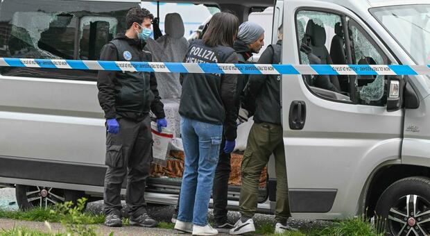 Milano, 18enne ucciso con 3 colpi di pistola davanti alla moglie mentre dorme in un furgone. L'incontro con i killer prima dell'agguato