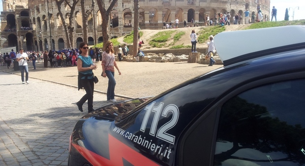 Roma, finti turisti al Colosseo per borseggiare i visitatori