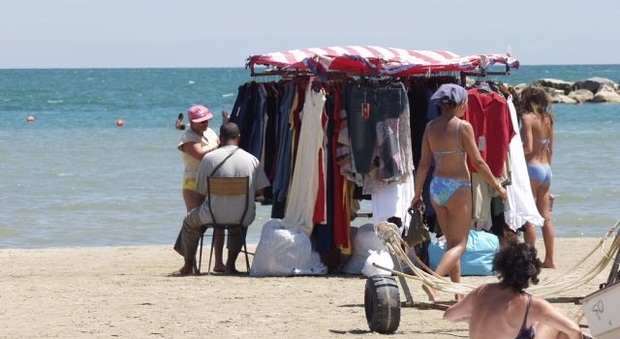 Pesaro, addio ambulanti in spiaggia: si "salvano" soltanto snack e granite