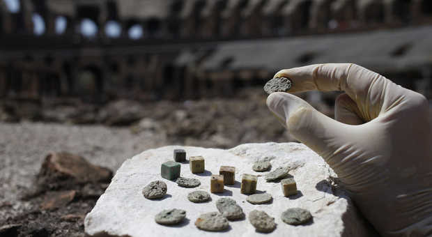 Colosseo, spuntano dadi e monete delle scommesse: si puntava su belve e cacciatori