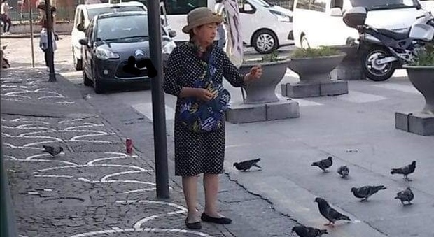 Lo scatto della turista vietnamita che offre cibo ai piccioni degli Scavi è virale