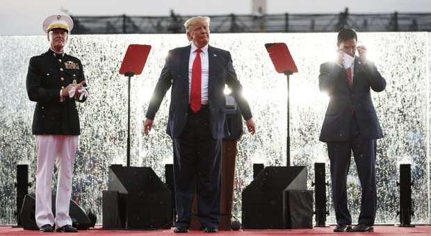 Donald Trump sotto la pioggia durante le celebrazioni del 4 luglio
