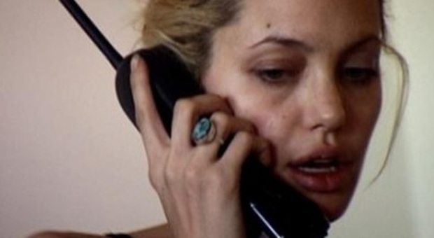 Angelina Jolie tossicodipendente a 20 anni, un filmato inedito fa infuriare l'attrice
