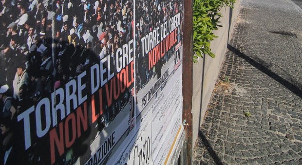 Migranti a Torre del Greco, la città leghista dice no: parroco sotto accusa