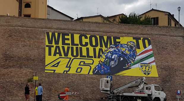 Il nuovo mega striscione appeso sulle storiche mura di Tavullia