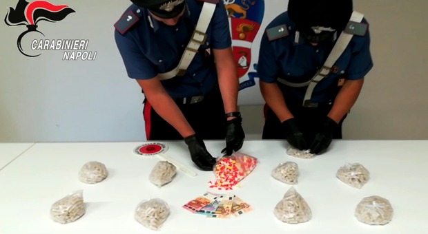 2.250 dosi di droga dietro ai mattoni nel vano scale: due arresti a Napoli