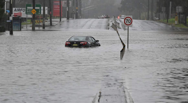 Piogge torrenziali a Sydney, straripa la diga di Warragamba: quasi 10mila evacuati, un morto