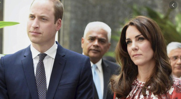 Kate Middleton e William tornano in pubblico, ma dietro di loro appare un terzo incomodo. «Guarda chi c'è...»