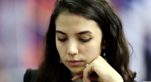 Sara, la giovane scacchista iraniana a Madrid per salvarsi dalla tortura, gli Ayatollah non la perdonano