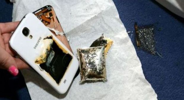 Samsung Galaxy S4, ancora un'esplosione: gli acidi della batteria hanno sciolto la cover