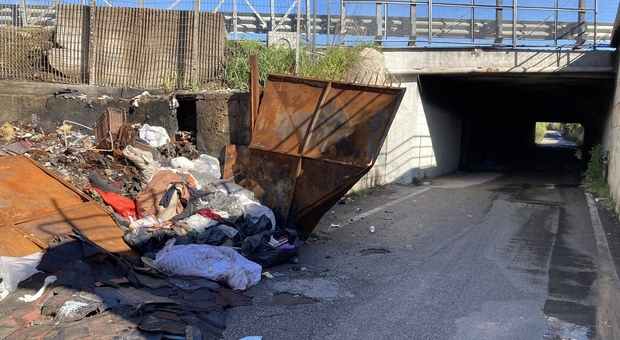 Degrado a Napoli Est, rifiuti scaricati vicino al campo rom: colpevolizzati i nomadi di Barra