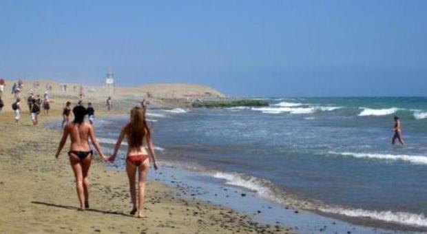 Nuda in spiaggia, la foto fa il giro del web: lei ora chiede mezzo milione