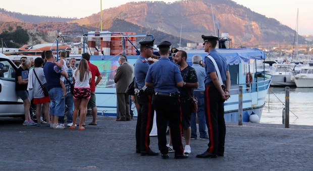 Sparatoria nel porto di Baia dopo una lite: arrestati i due pistoleri
