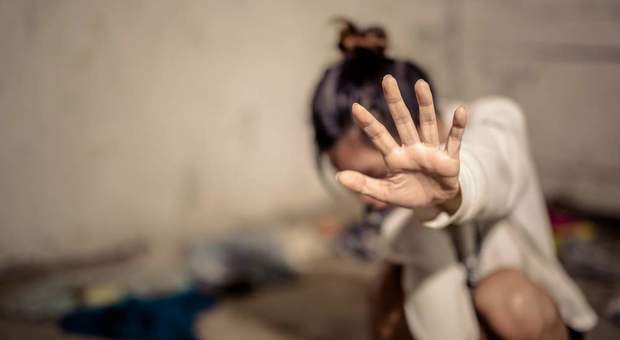 Ragazzina 11enne violentata per mesi: «La ricattavano con i video hard». 18 arresti, orrore in India